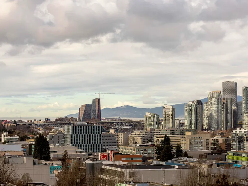 709 175 E BROADWAY - photo 3 of 24