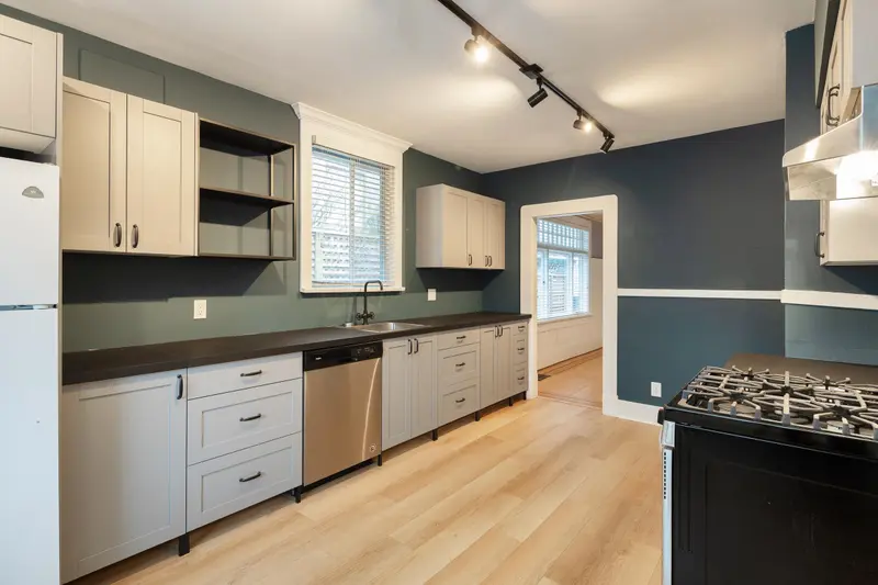 1511 BARCLAY STREET - photo 2 of 19