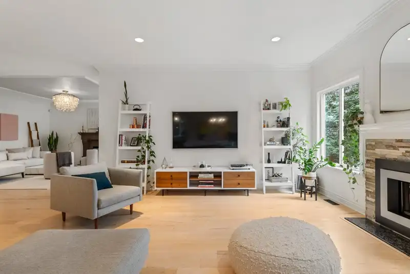 1075 WELLINGTON DRIVE - photo 3 of 36