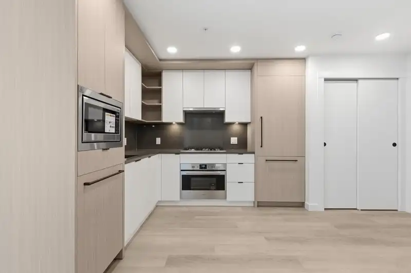 403 2268 E BROADWAY - photo 2 of 16
