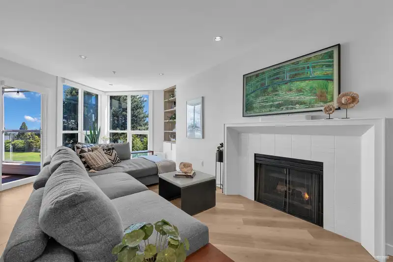 409 7168 OAK STREET - photo 2 of 40