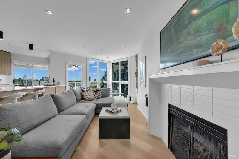 409 7168 OAK STREET - photo 3 of 40