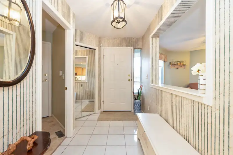 113 15988 83 AVENUE - photo 2 of 25
