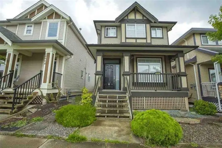 18990 72 AVENUE - photo 1 of 34