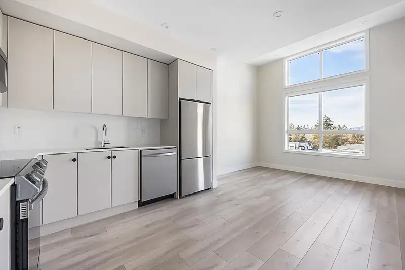 608 45497 CAMPUS DRIVE - photo 2 of 14