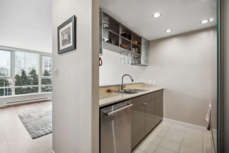 811 939 EXPO BOULEVARD - photo 3 of 30