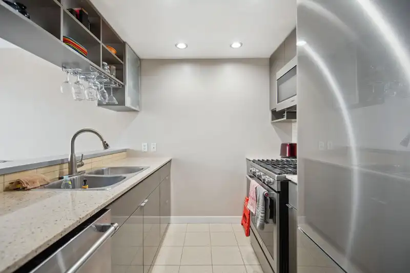811 939 EXPO BOULEVARD - photo 4 of 30