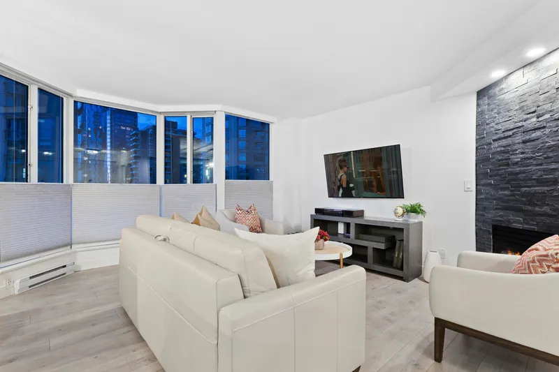 301 789 JERVIS STREET - photo 2 of 25