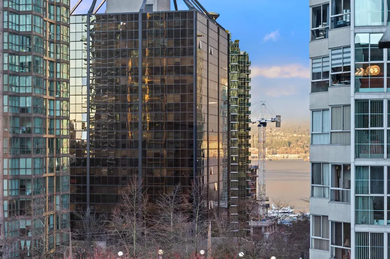 301 789 JERVIS STREET - photo 3 of 25