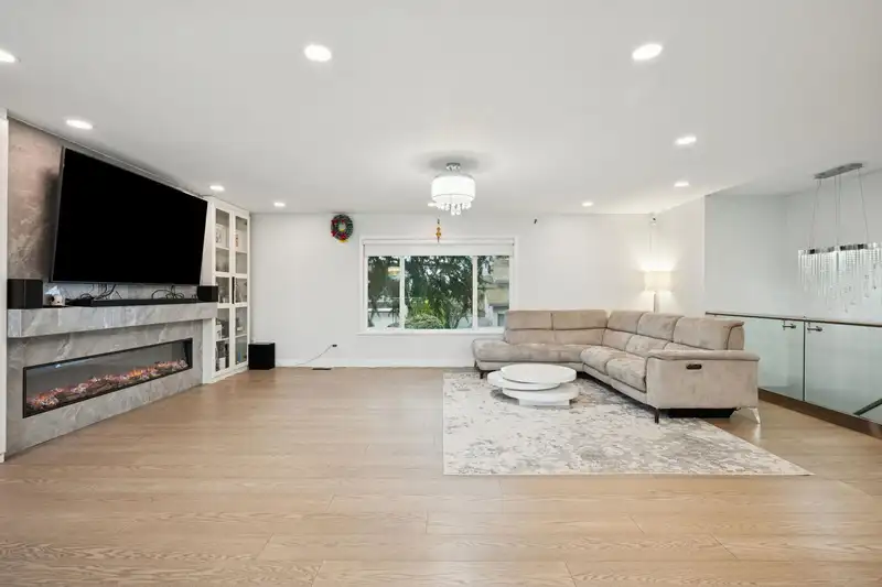 4811 LANCELOT DRIVE - photo 2 of 40