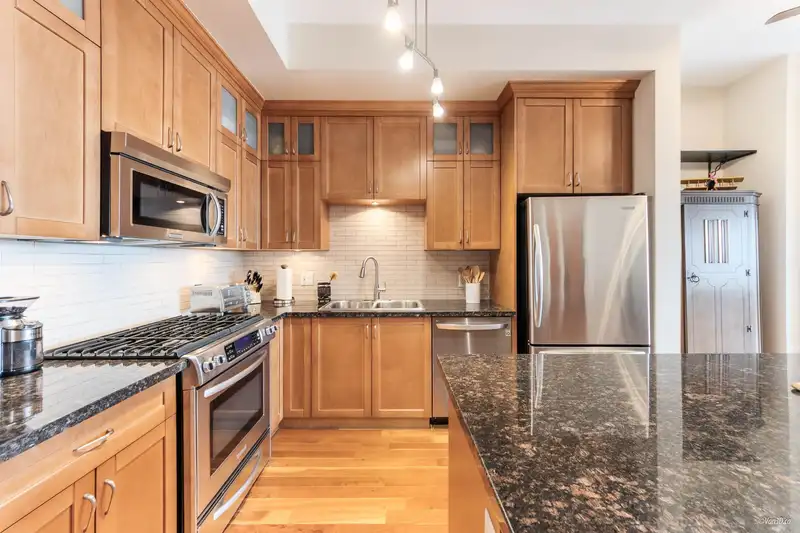 306 240 SALTER STREET - photo 4 of 27