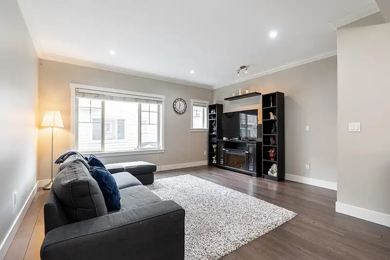 8 19097 64 AVENUE - photo 4 of 37
