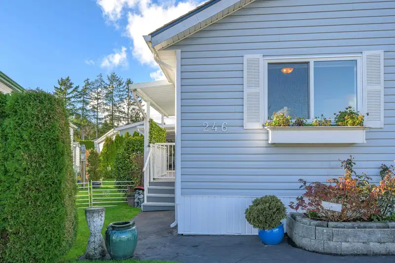 246 1840 160 STREET - photo 2 of 40