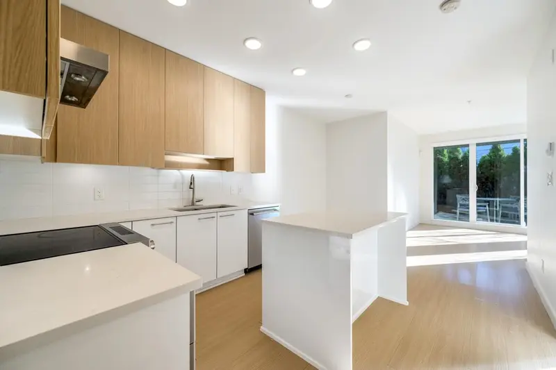 215 5460 BROADWAY - photo 4 of 23