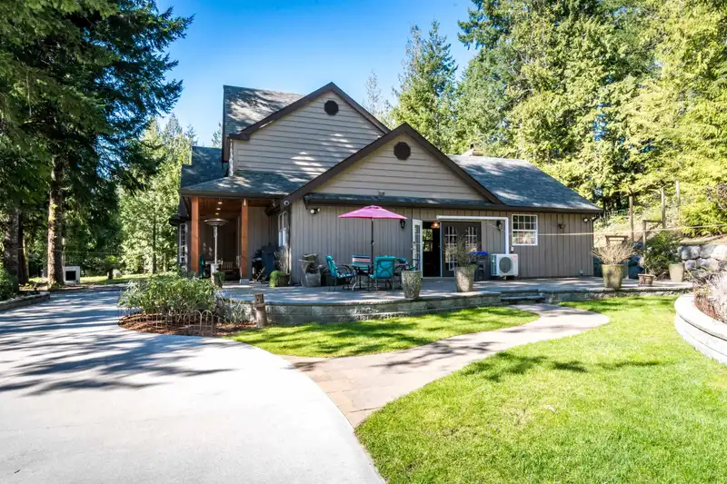 6979 SECHELT INLET ROAD - photo 3 of 40