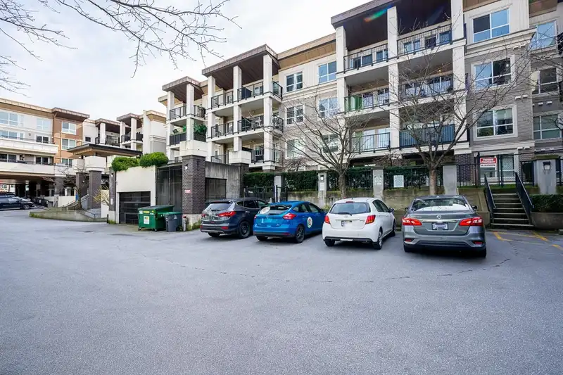 410 9655 KING GEORGE BOULEVARD - photo 4 of 34