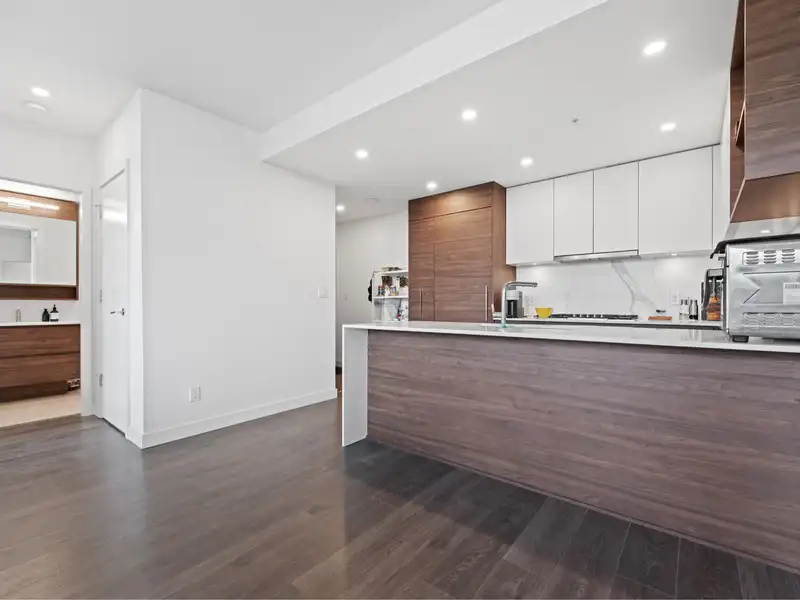 1401 595 AUSTIN AVENUE - photo 1 of 33