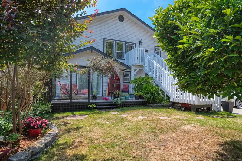4664 SUNSHINE COAST HIGHWAY - photo 2 of 37