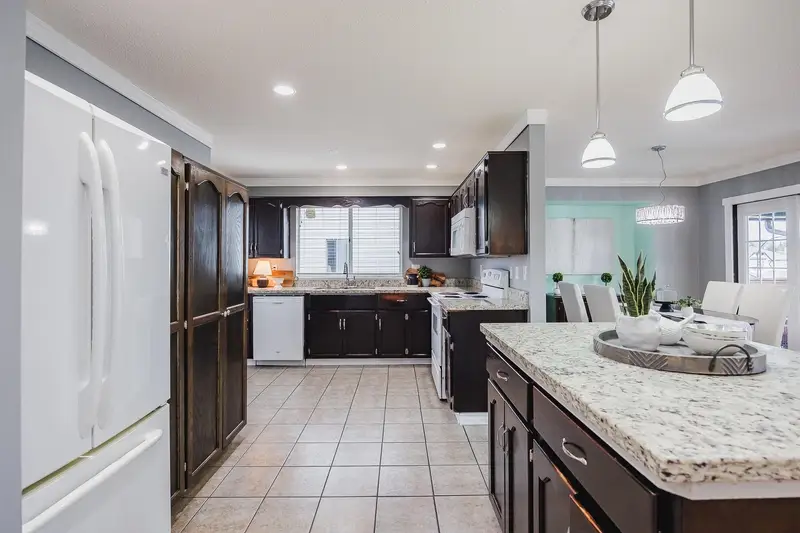 20492 THORNE AVENUE - photo 4 of 25