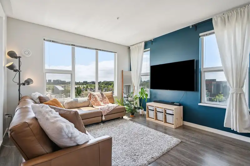 523 9311 ALEXANDRA ROAD - photo 2 of 38