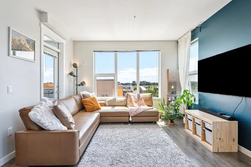 523 9311 ALEXANDRA ROAD - photo 3 of 38
