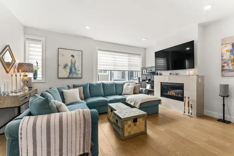 31 5377 8A AVENUE - photo 4 of 38
