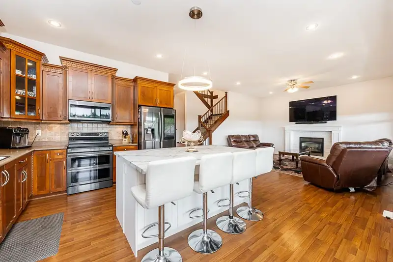 24382 104 AVENUE - photo 3 of 37