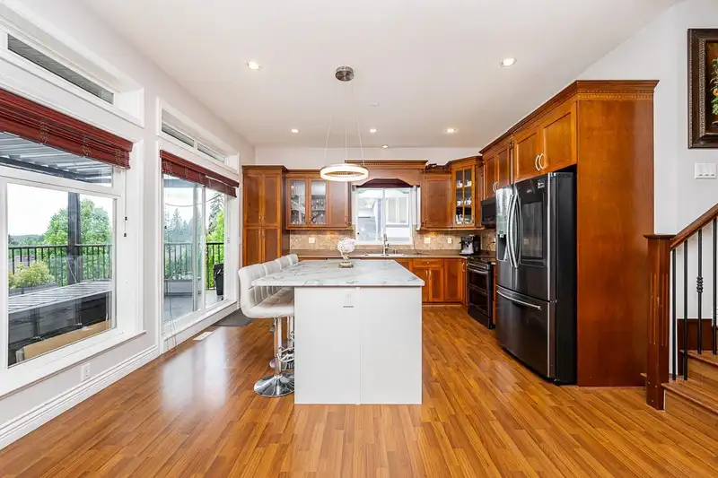 24382 104 AVENUE - photo 4 of 37