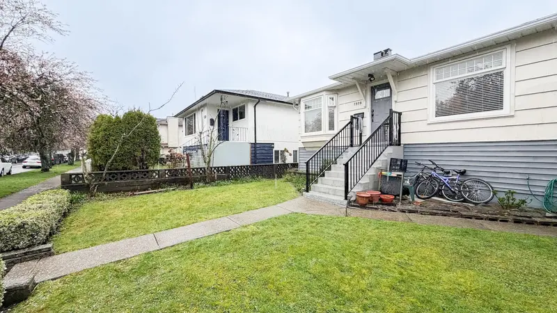 1939 E 39TH AVENUE - photo 4 of 25