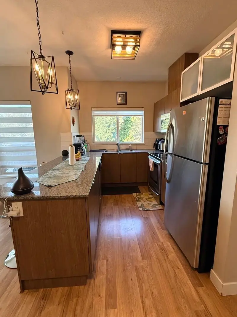 419 9655 KING GEORGE BOULEVARD - photo 4 of 8