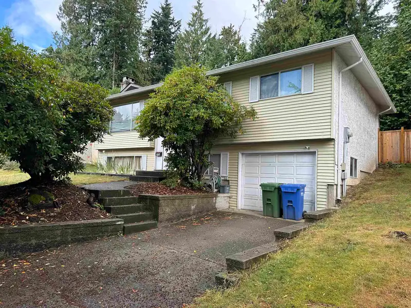 2464 CAMERON CRESCENT - photo 2 of 3
