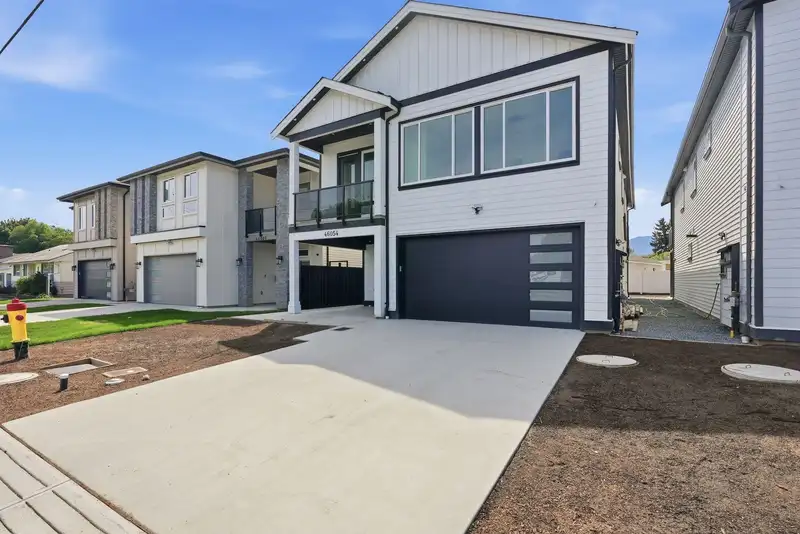 46054 SOUTHLANDS CRESCENT - photo 2 of 40