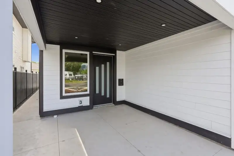 46054 SOUTHLANDS CRESCENT - photo 4 of 40