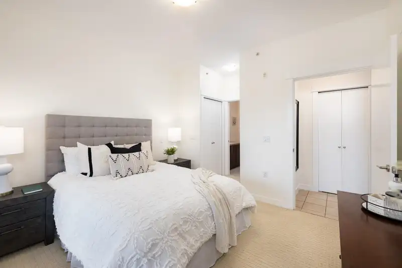 305 1468 ST. ANDREWS AVENUE - photo 2 of 25