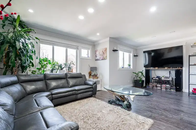 21528 DONOVAN AVENUE - photo 2 of 40