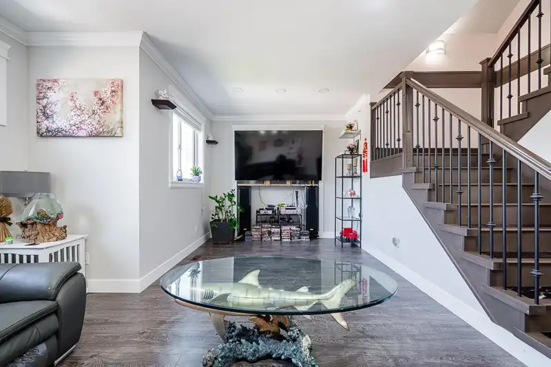 21528 DONOVAN AVENUE - photo 4 of 40