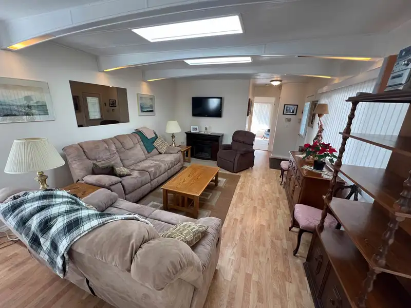 26 15875 20 AVENUE - photo 3 of 30