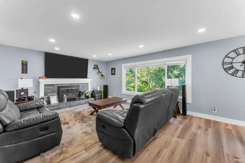 888 51A STREET - photo 3 of 34