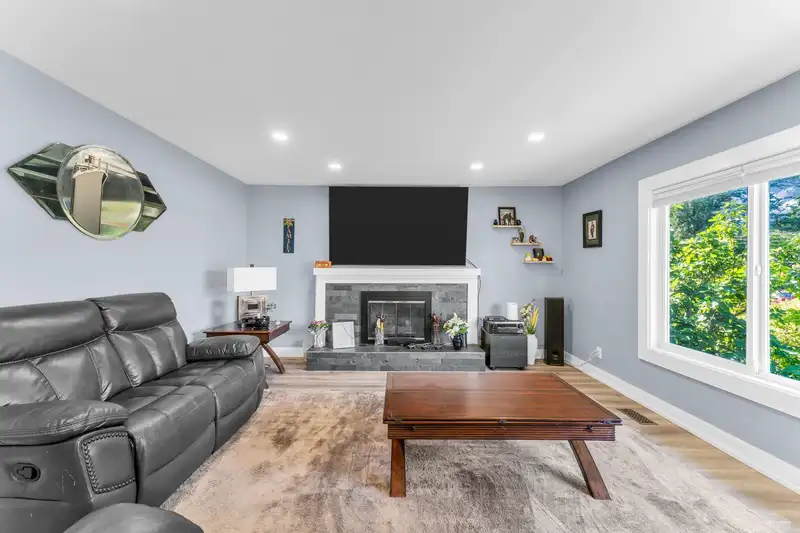 888 51A STREET - photo 4 of 34