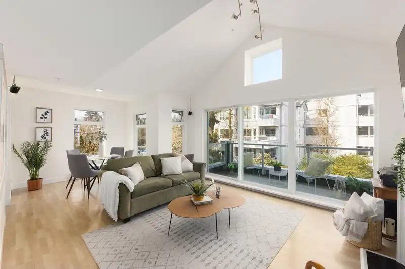 302 865 W 15TH AVENUE - photo 1 of 36
