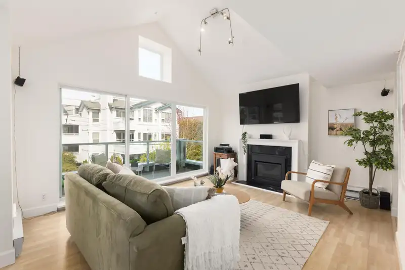 302 865 W 15TH AVENUE - photo 2 of 36