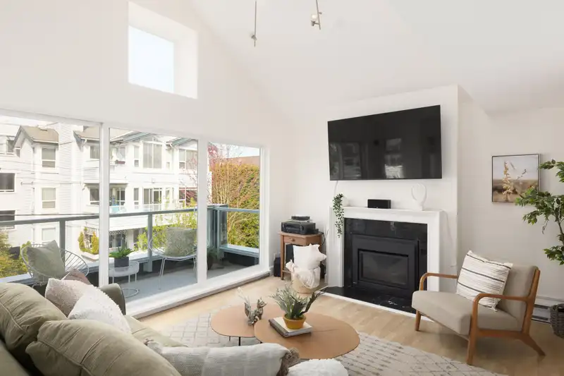 302 865 W 15TH AVENUE - photo 3 of 36