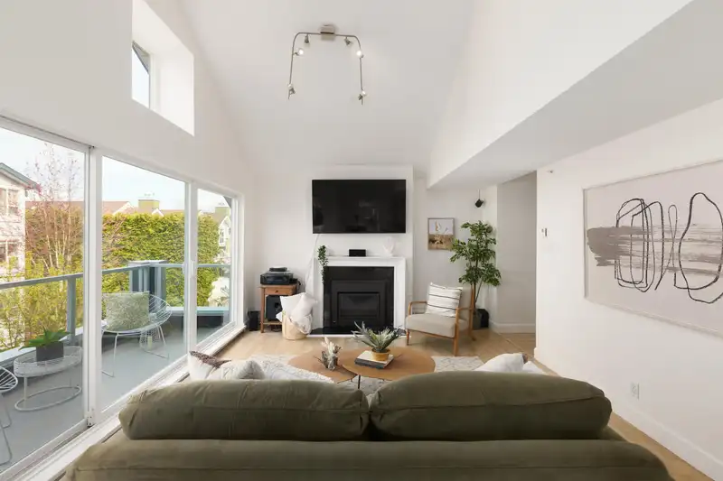 302 865 W 15TH AVENUE - photo 4 of 36