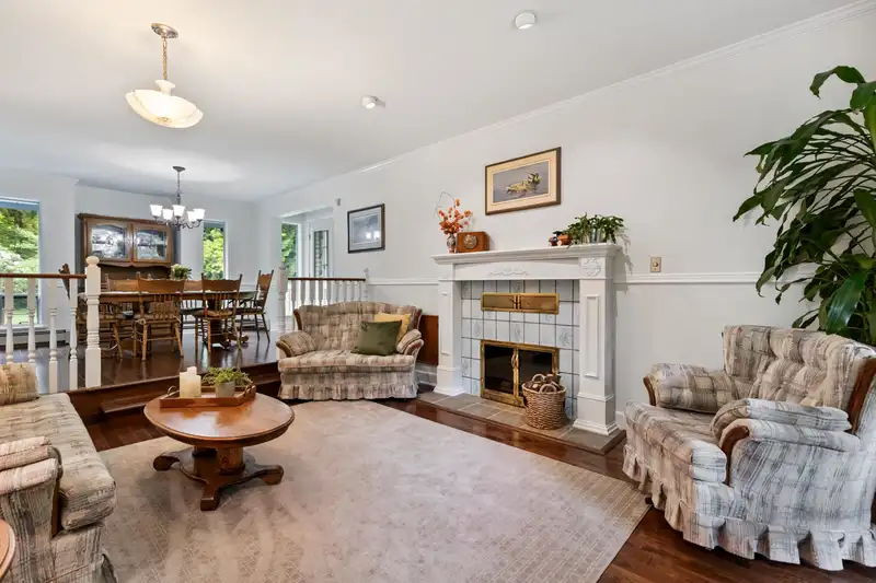 26229 TRETHEWEY CRESCENT - photo 4 of 40