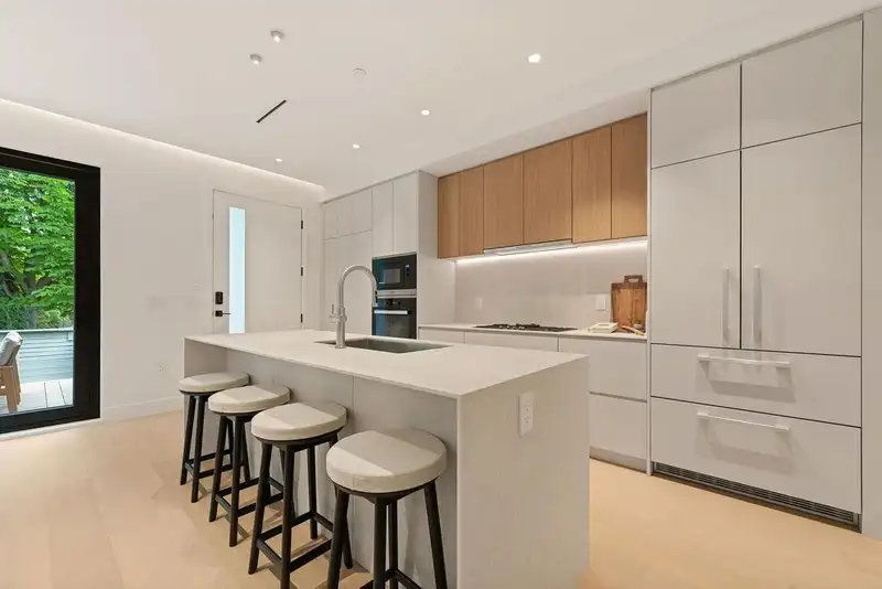 1 2926 W 12TH AVENUE - photo 4 of 29