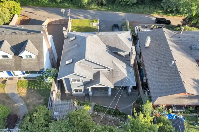 425 TEMPE CRESCENT - photo 4 of 38