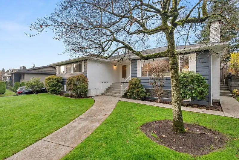 35 COURTNEY CRESCENT - photo 1 of 39