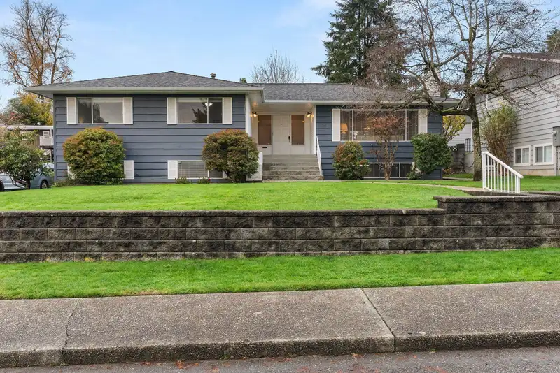 35 COURTNEY CRESCENT - photo 3 of 39