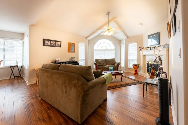 102 VISCOUNT PLACE - photo 2 of 25