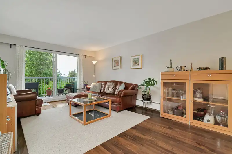 208 371 ELLESMERE AVENUE - photo 2 of 22